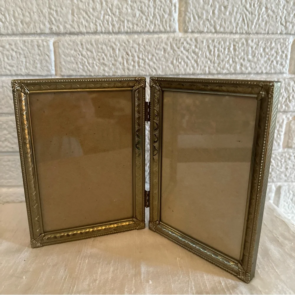VINTAGE DANISH ORNATE GOLD BRASS BI-FOLD PICTURE FRAME 5X7 - Picture 4 of 7